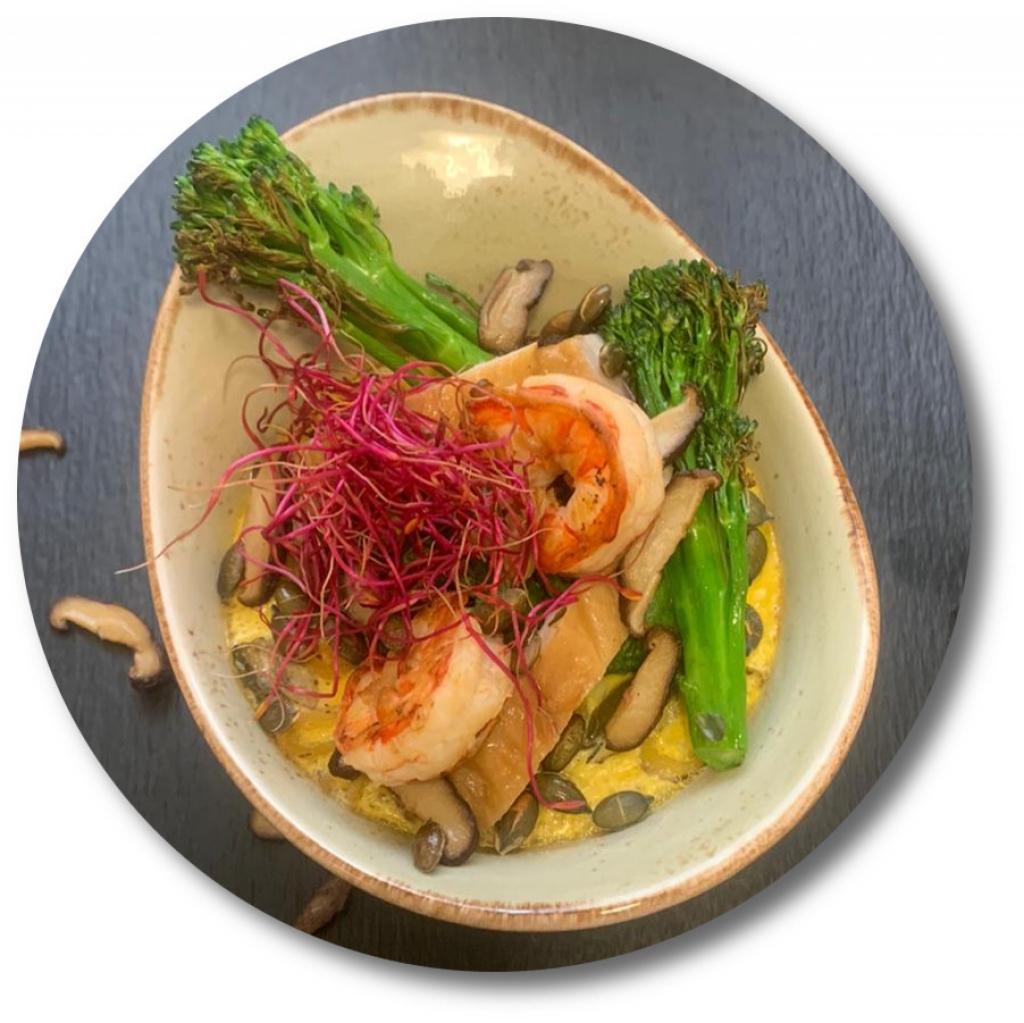 Chawanmushi von Kürbis, Garnele, Wels, Kräuterseitlinge und wilder Brokkoli